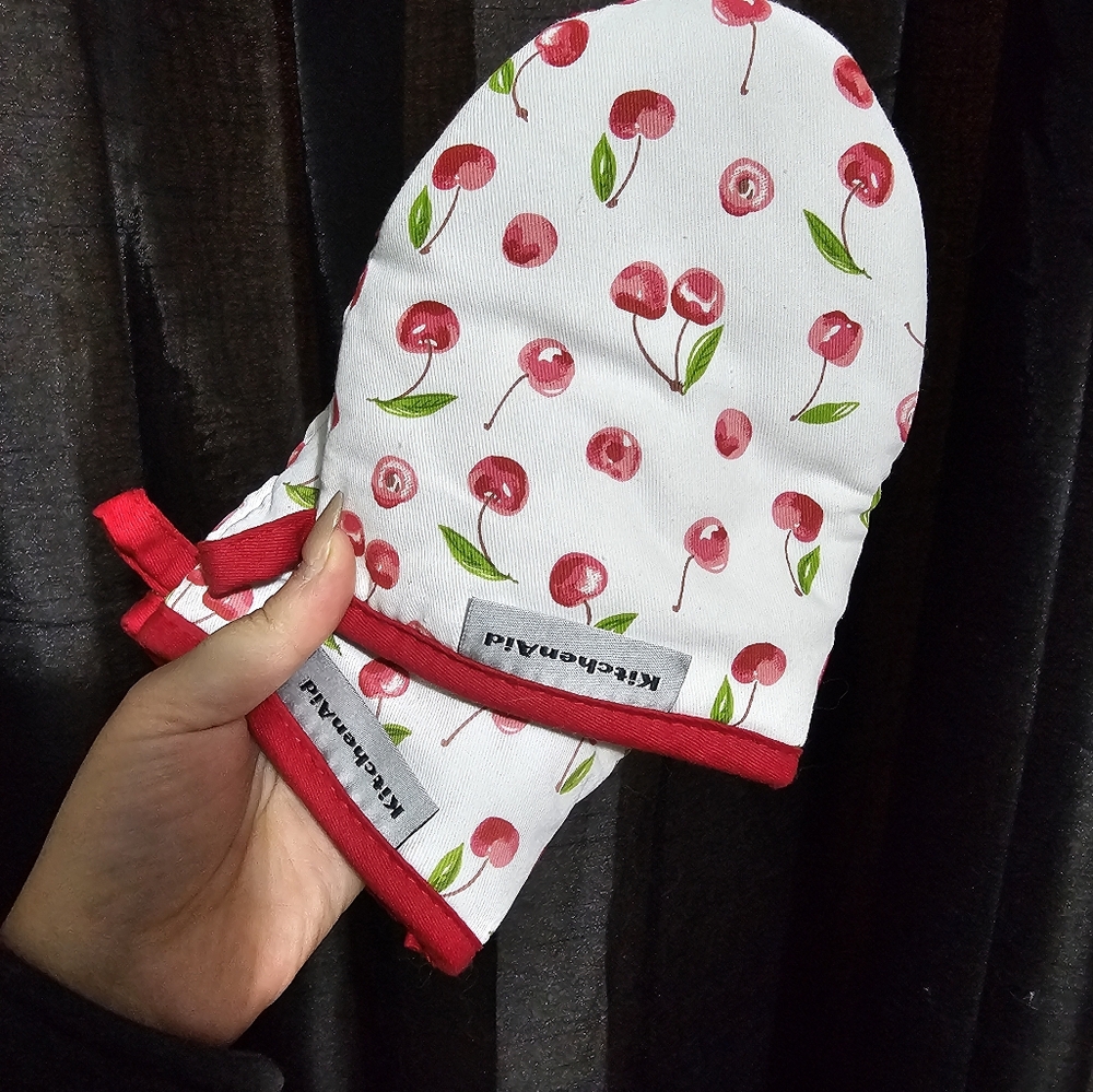 Kitchen aid cherry print oven mitts